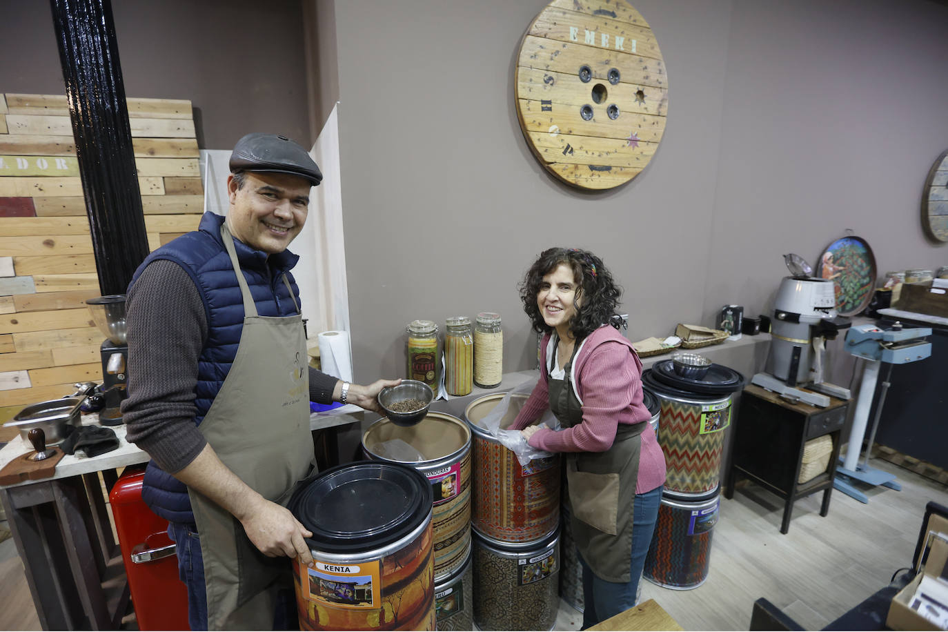 Arnaldo y Esther, la pareja que ha abierto una tienda en Bilbao con los mejores cafés del mundo