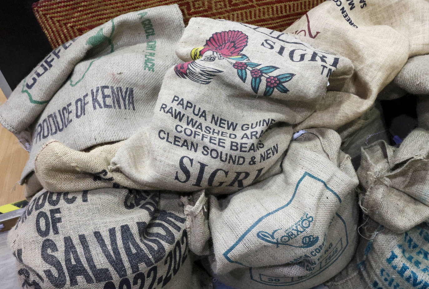 Arnaldo y Esther, la pareja que ha abierto una tienda en Bilbao con los mejores cafés del mundo