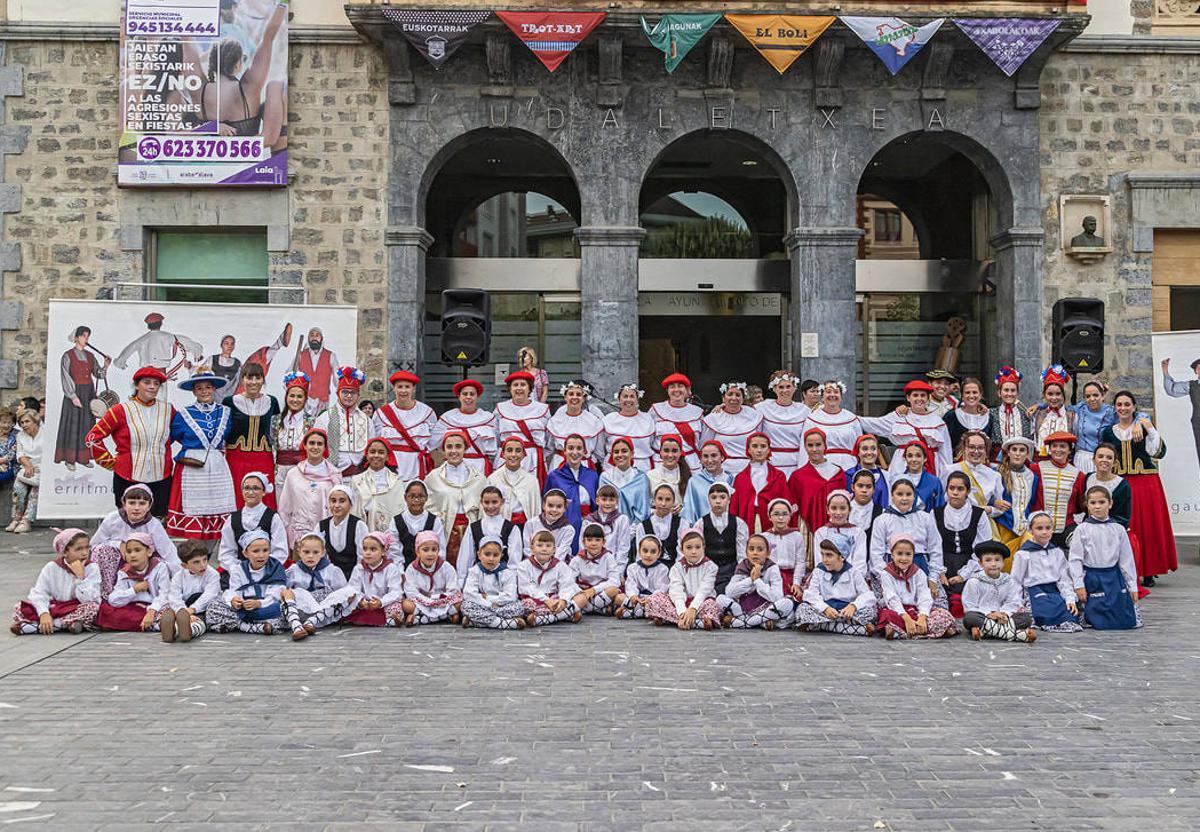 Los 150 miembros del grupo animan la actividad festiva en las fiestas de Amurrio y en las de los pueblos de Ayala.