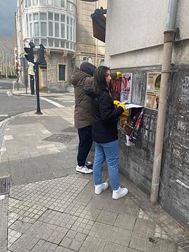 Los vecinos del Ensanche de Vitoria se organizan para limpiar el barrio