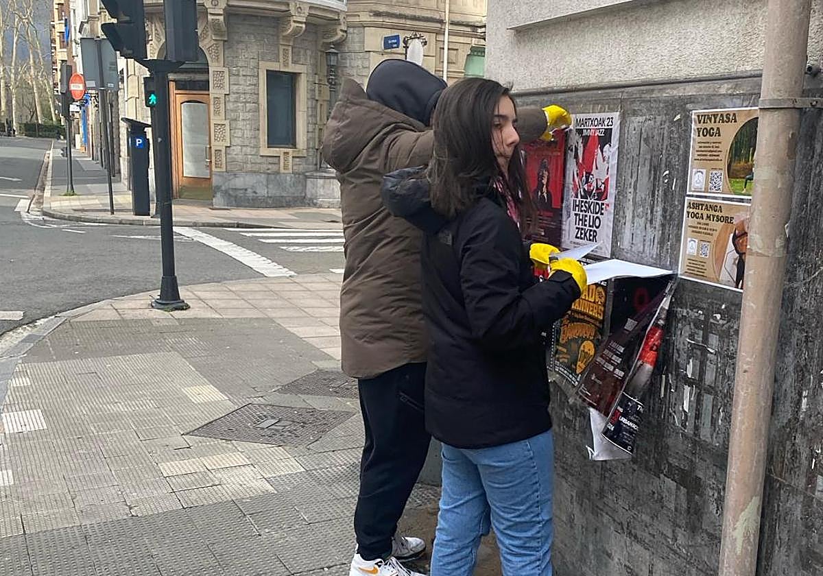 Los vecinos del Ensanche de Vitoria se organizan para limpiar el barrio