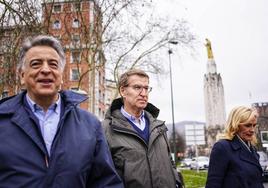 Javier de Andrés, Alberto Núñez Feijóo y Esther Martínez, este sábado en Bilbao.