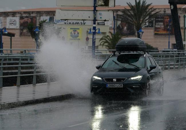 Balsas de agua en los acceso al puerto deportivo de Getxo.