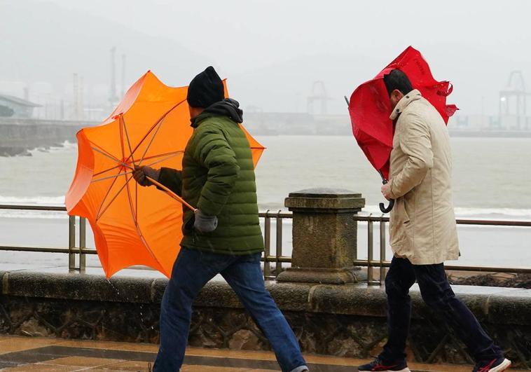 Imagen de la playa de Ereaga este domingo.