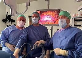 José María Vítores, Valentín Sierra y Gabriel Martínez de Aragón durante una de estas cirugías.