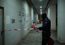 Un ertzaina recoge la cinta de seguridad tras el despliegue en el bloque del exetarra el pasado 4 de febrero.