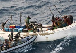 Una fragata francesa captura a 12 presuntos piratas en las costas somalíes.