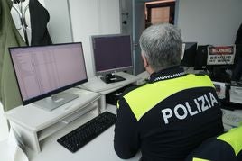 Un agente de la Policía Local trabaja en la nueva comisaría del centro de Vitoria.