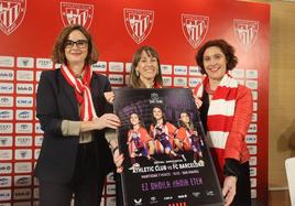La diputada general de Bizkaia, Elixabete Etxanobe; la vicepresidenta del Athletic, Nerea Ortiz; y la alcaldesa de Bilbao, Amaia Arregi, con el cartel del partido.