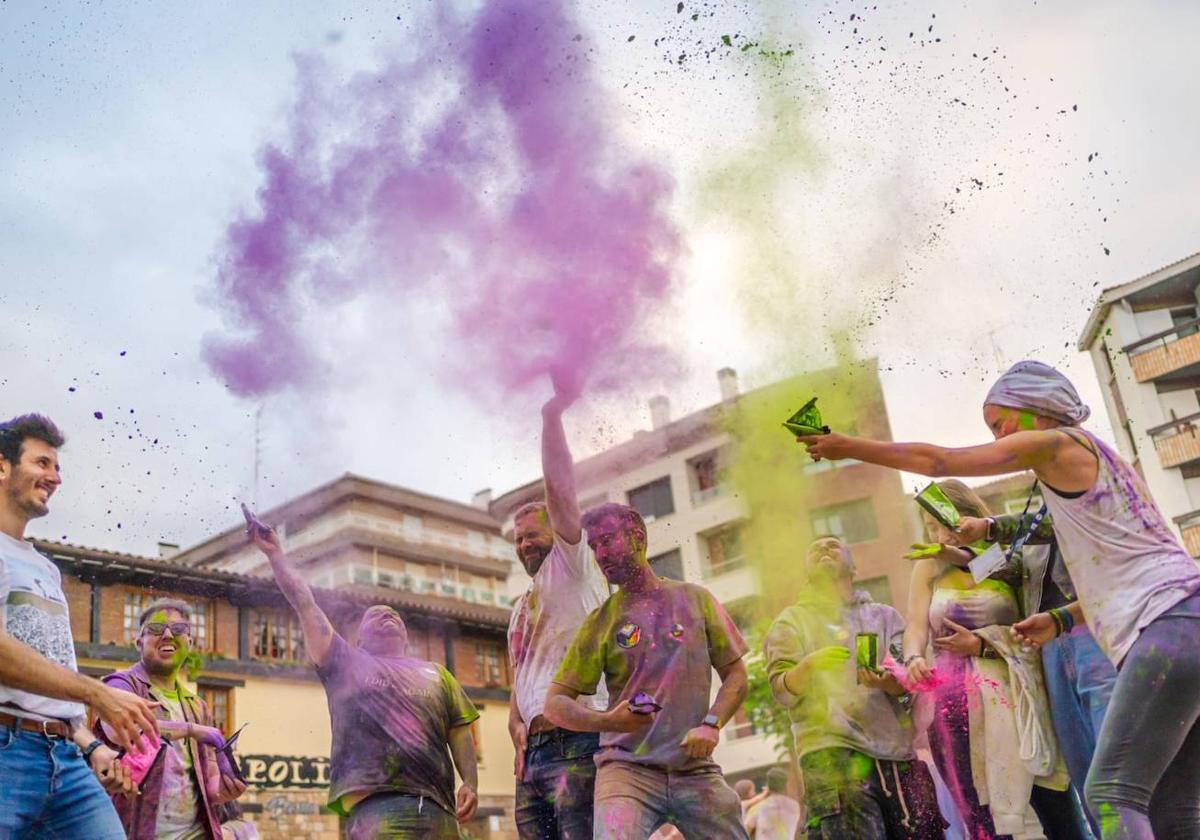 Xabi Cabrera, a la izquierda de la imagen, con amigos en una celebración del Orgullo en Arrigorriaga.