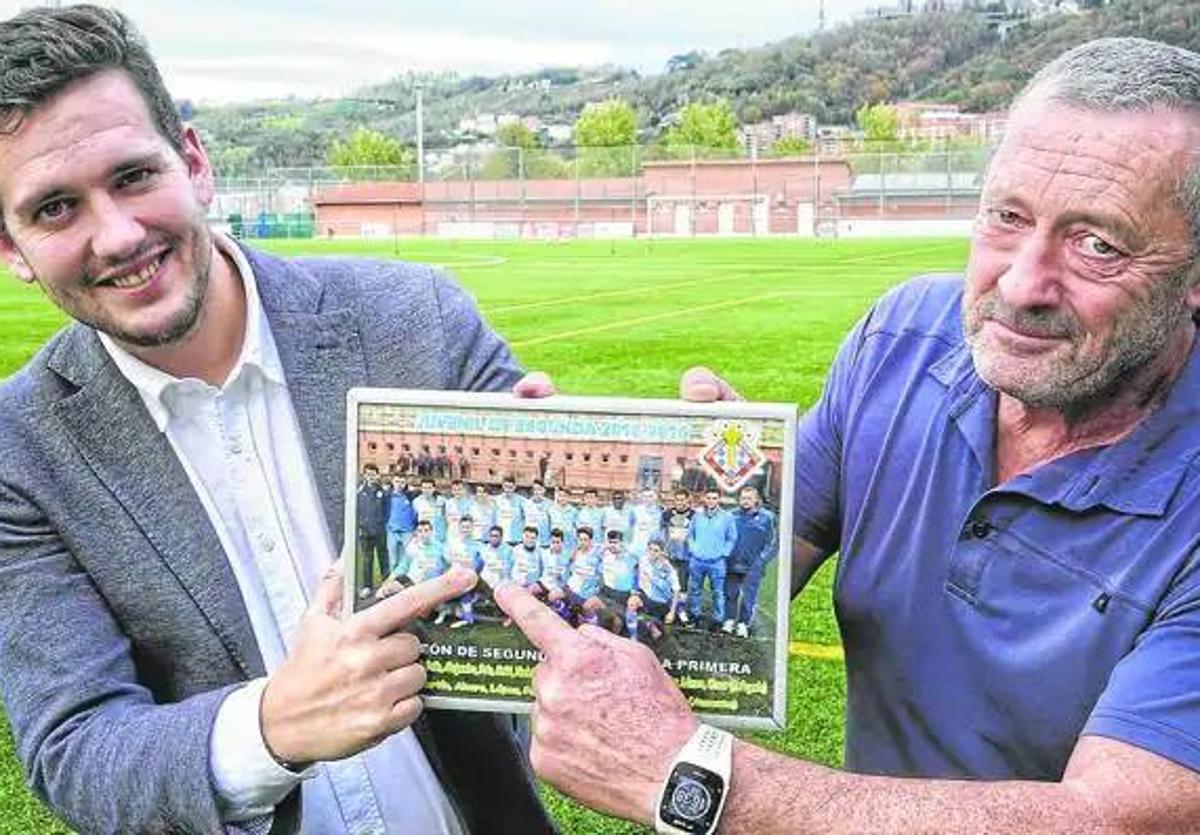 El exentrenador Jorge Ors y el coordinador del Ibarsusi, Óscar Yozifek, señalan en Mallona al jugador en una foto de la plantilla del Begoña de 2015-16.