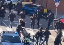 Batalla campal entre ultras del Atlético y el Betis antes del partido