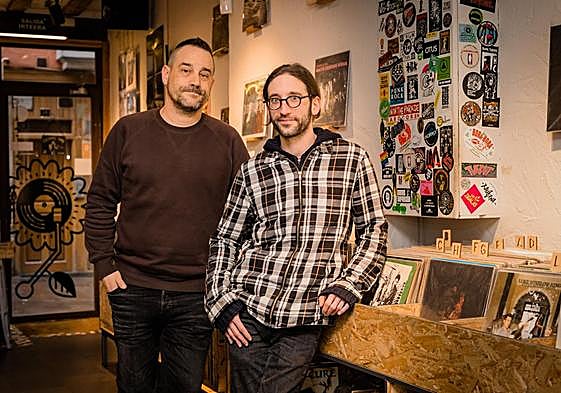 Los responsables de la tienda de discos Vinylora se someten a la operación este jueves. Nagel recibirá un riñón de su hermano Ángel Nalda, 'Txiki'.