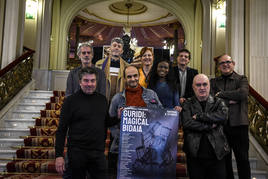 El director del Arriaga, Calixto Bieito (derecha abajo). con los responsables e intérpretes del musical de Guridi.