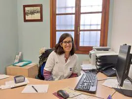 La doctora Ruth Torre en su consulta de Elantxobe.