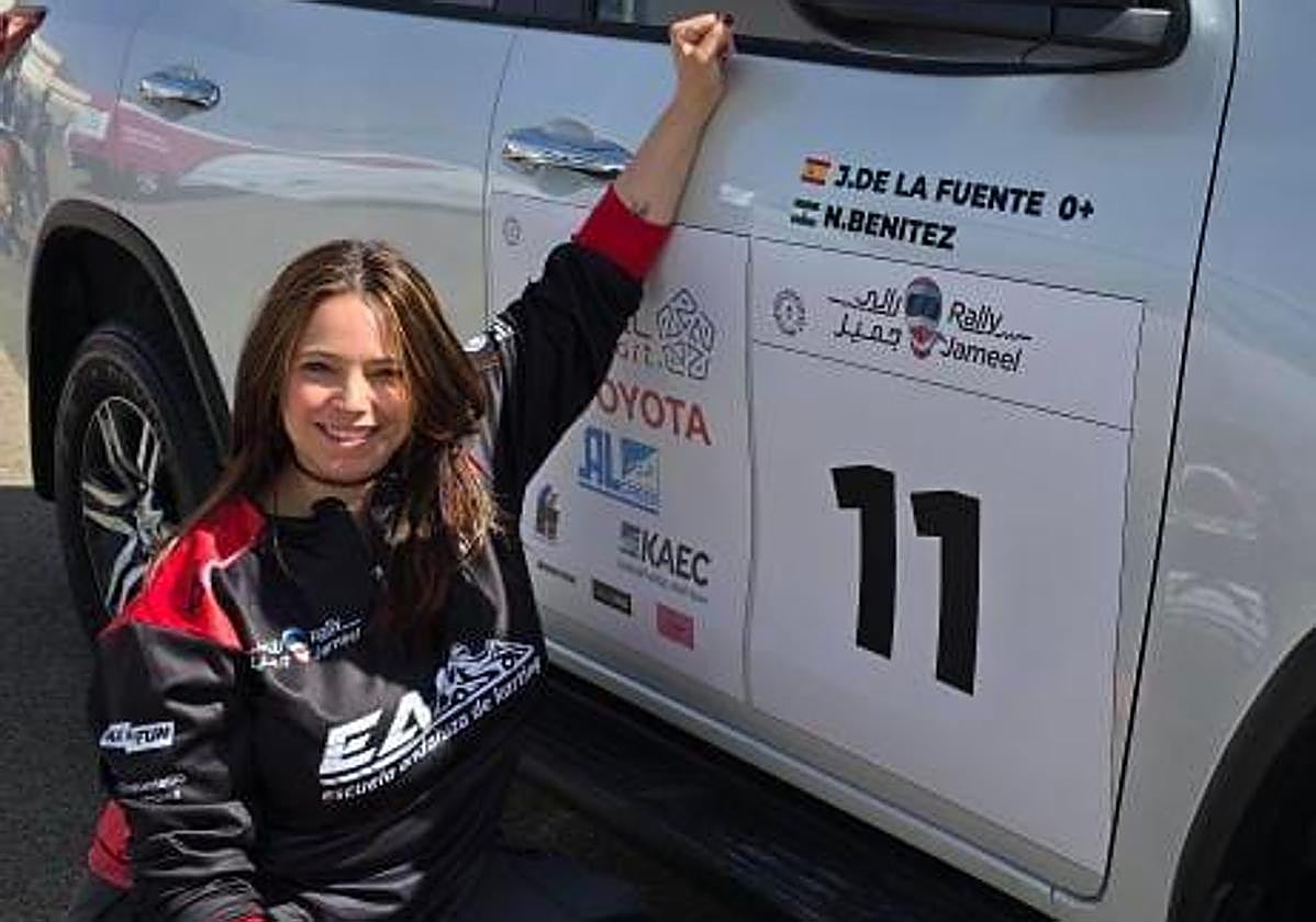 La baracaldesa Janire de la Fuente posa junto al coche con el que compite estos días.