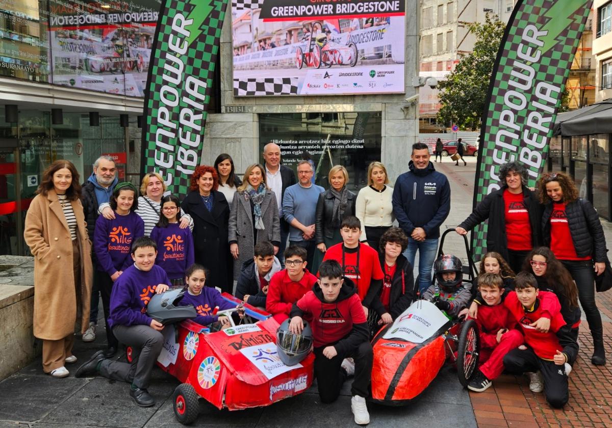 El equipo del centro educativo Ikastola Deusto y el del colegio Jesuitinas junto a los organizadores del evento.