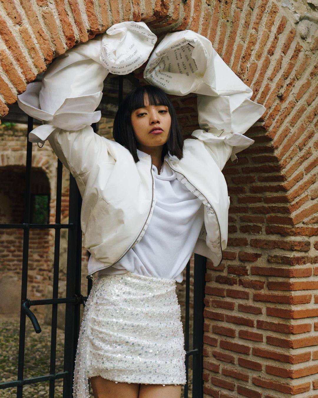 La joven vitoriana que diseña delicados vestidos y capas para la alfombra roja