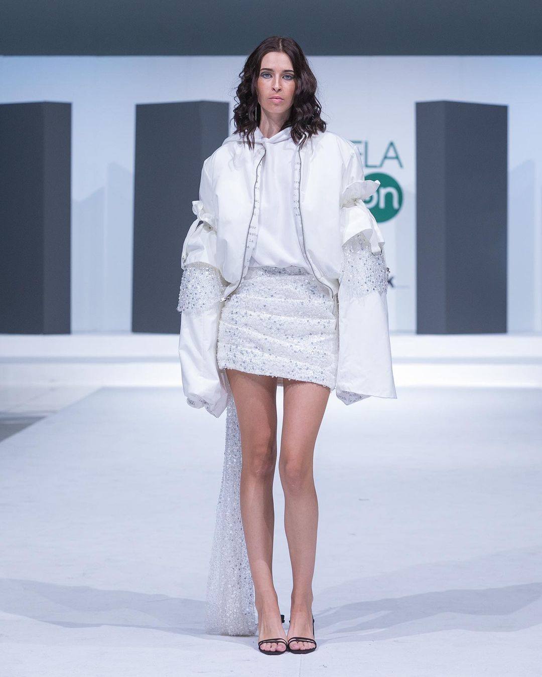 La joven vitoriana que diseña delicados vestidos y capas para la alfombra roja