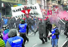 La manifestación del 3 de Marzo el pasado domingo en Vitoria se saldó con cargas policiales, cuatro detenidos y siete ertzainas heridos.
