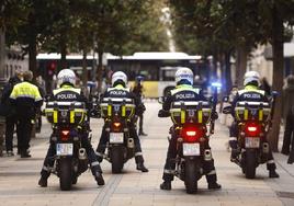 Varios agentes de la Policía Local patrullan en moto por la calle Dato de Vitoria.