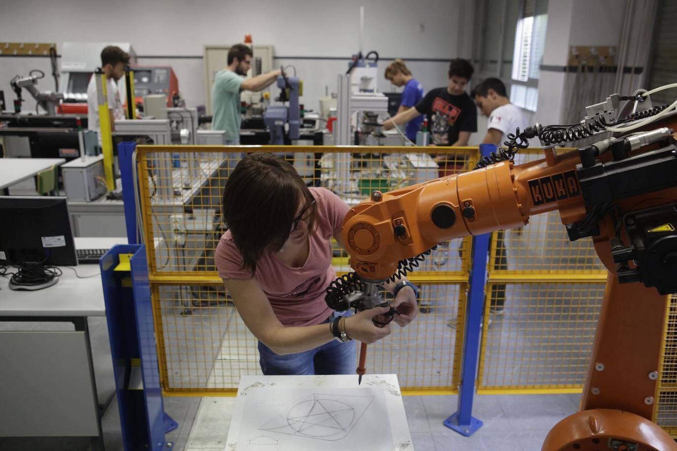 Novia Salcedo lanza 140 becas para jóvenes vascos por 1.134 euros al mes