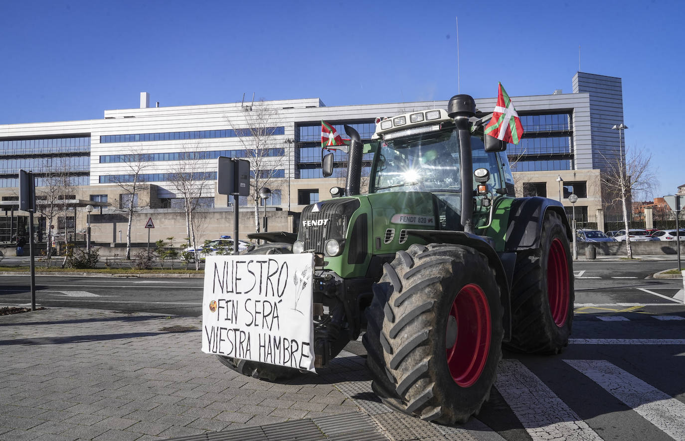 Una nueva tractorada rodea el Gobierno vasco