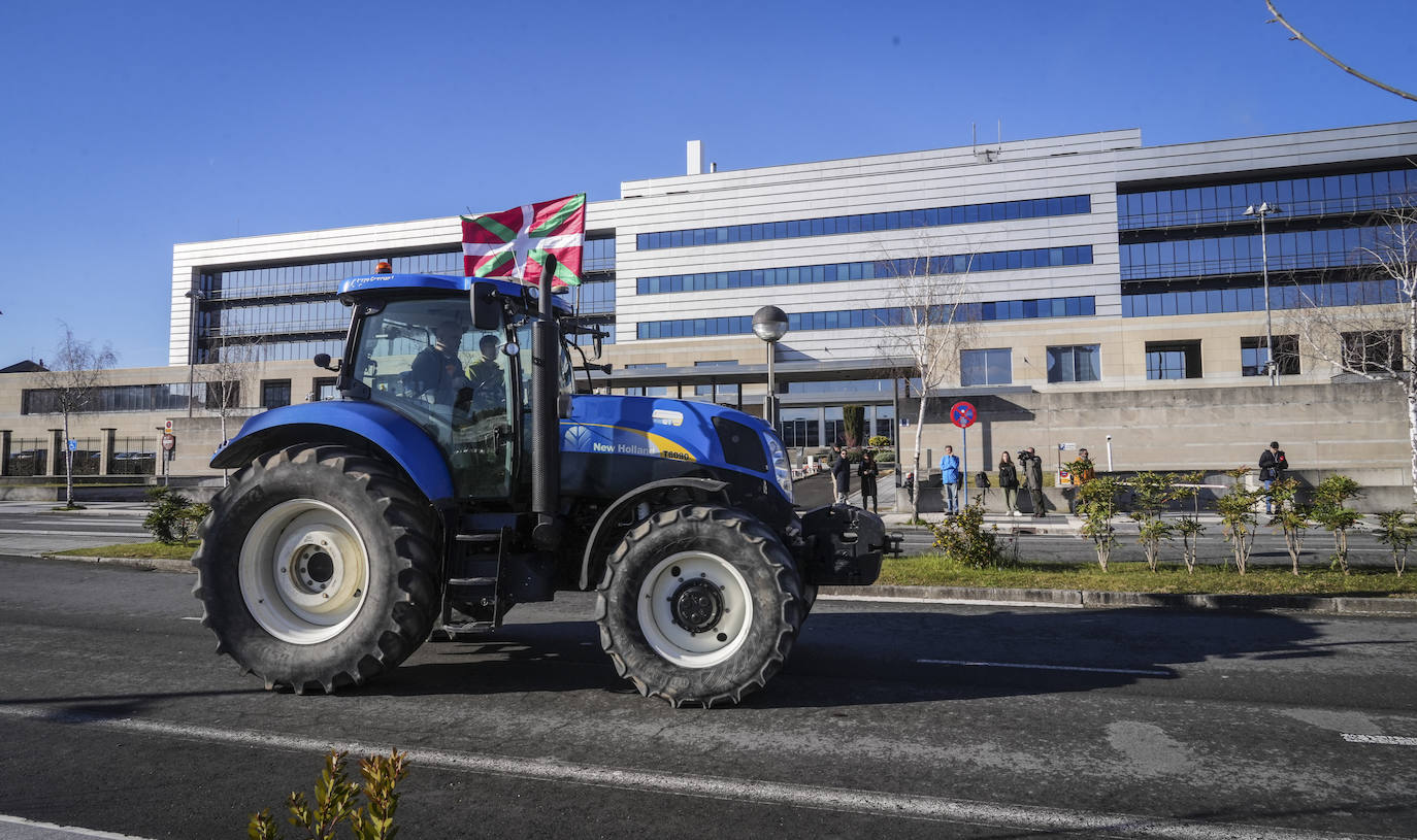 Una nueva tractorada rodea el Gobierno vasco