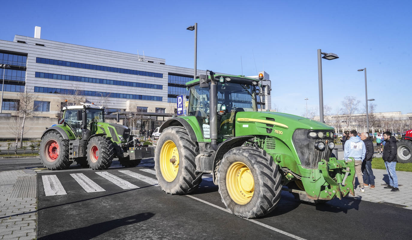 Una nueva tractorada rodea el Gobierno vasco