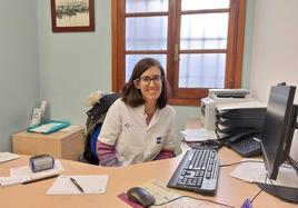 La doctora Ruth Torre en su consulta de Elantxobe.