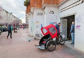 El local, utilizado como almacén municipal, tiene acceso desde Vera-Fajardo y Vicente Abreu.