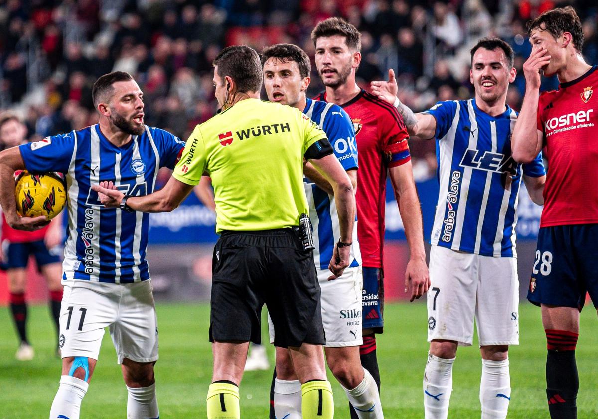 Rioja y Guevara reclaman a Figueroa Vázquez una decisión durante el encuentro del lunes ante Osasuna.