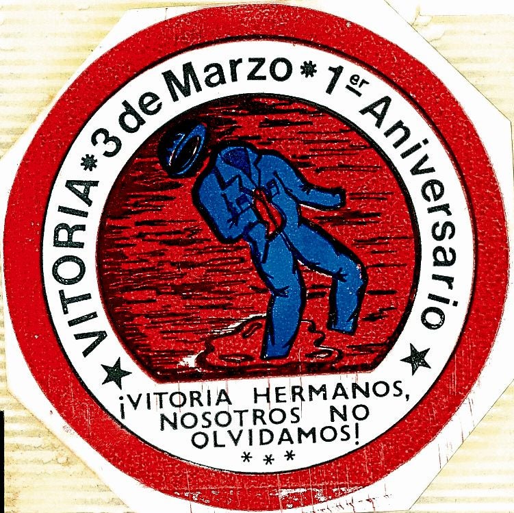 Una pegatina conmemorativa del primer aniversario de la matanza del 3 de Marzo.