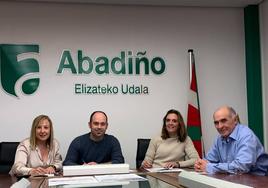 La concejala de Bienestar Social, Edurne Maguregi, (Abadiñoko Independiente Berriak), el alcalde, Mikel Urrutia, (EH Bildu), firmaron el acuerdo junto con los responsables de Bultzatu.