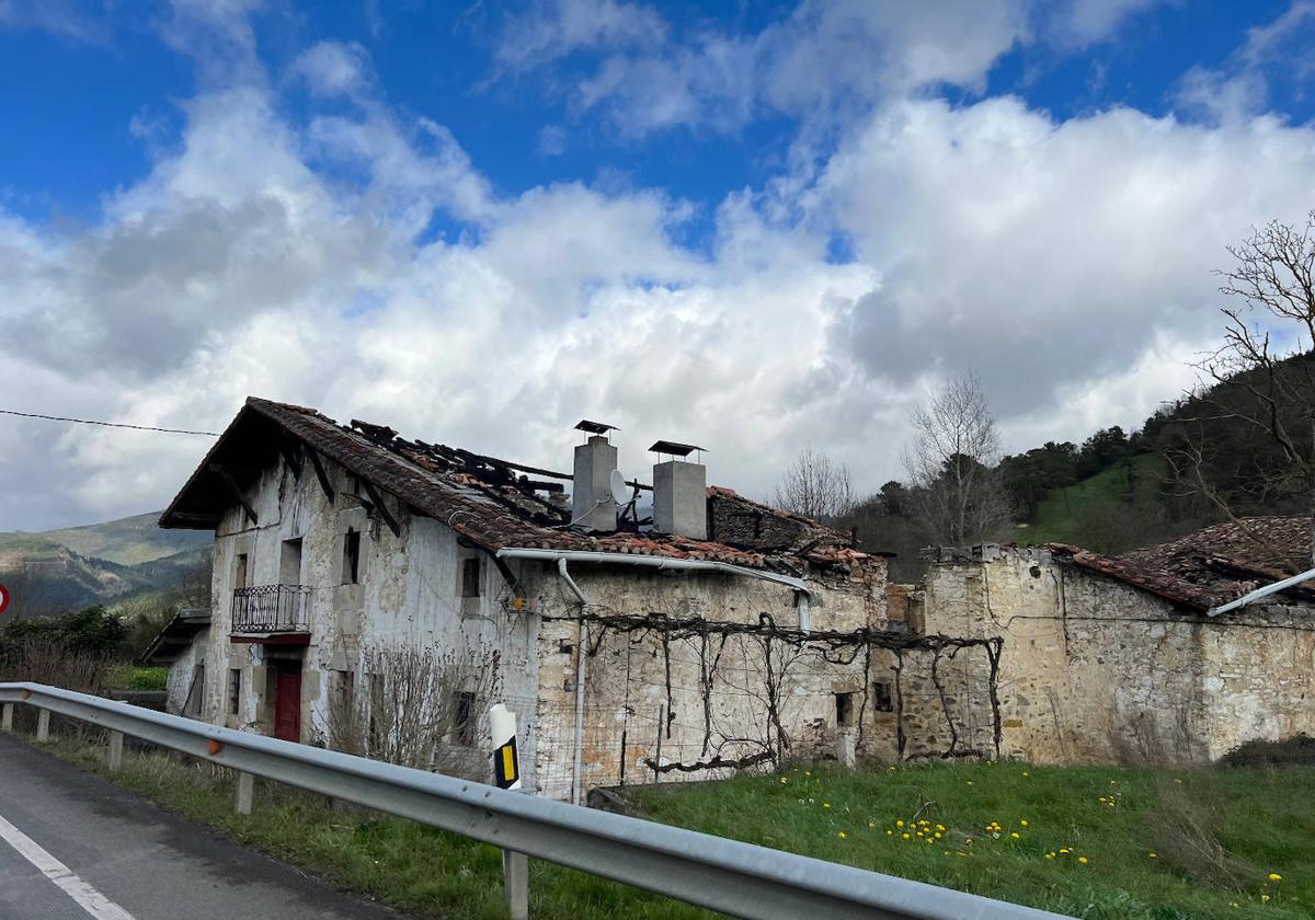 Un caserío en Kostera cerca de la carretera, con problemas para su rehabilitación.