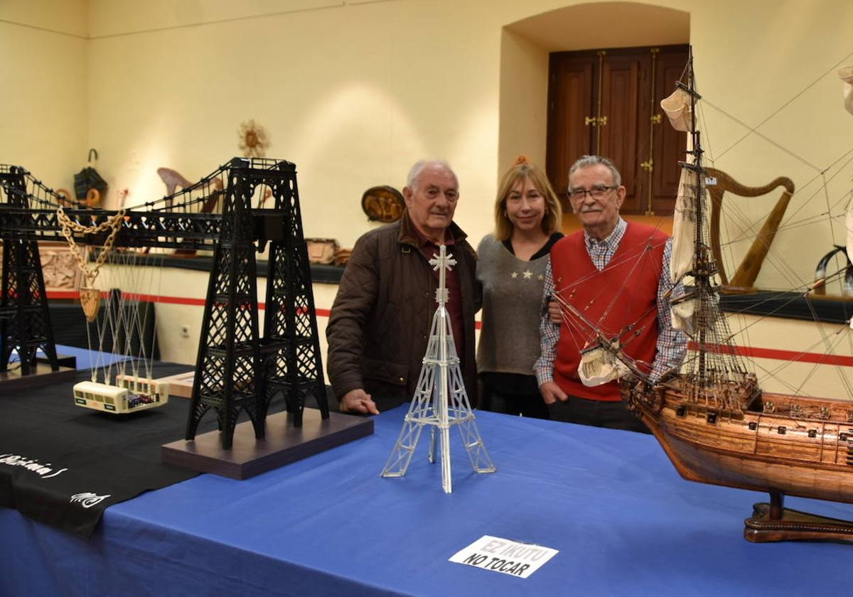 El artista Ángel Díaz (a la derecha), junto a la edil de Cultura, Estíbaliz Freije, y Santi Pocero, que ha ayudado a montar la exposición.