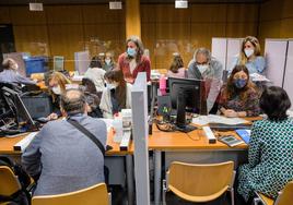 Contribuyentes presentan la declaración de la renta en las oficinas de Hacienda en Vitoria.