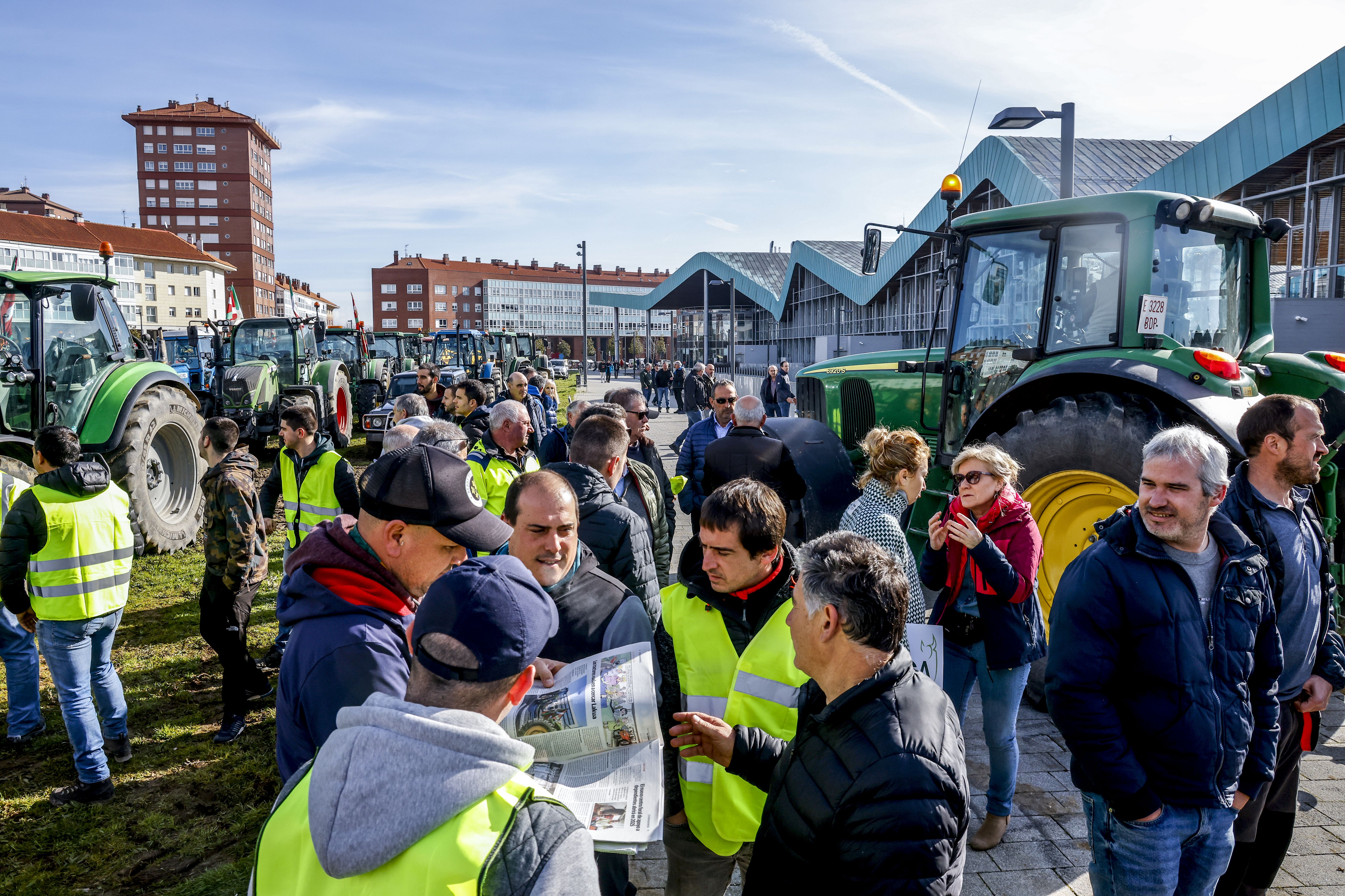 Segunda tractorada frente al Gobierno vasco