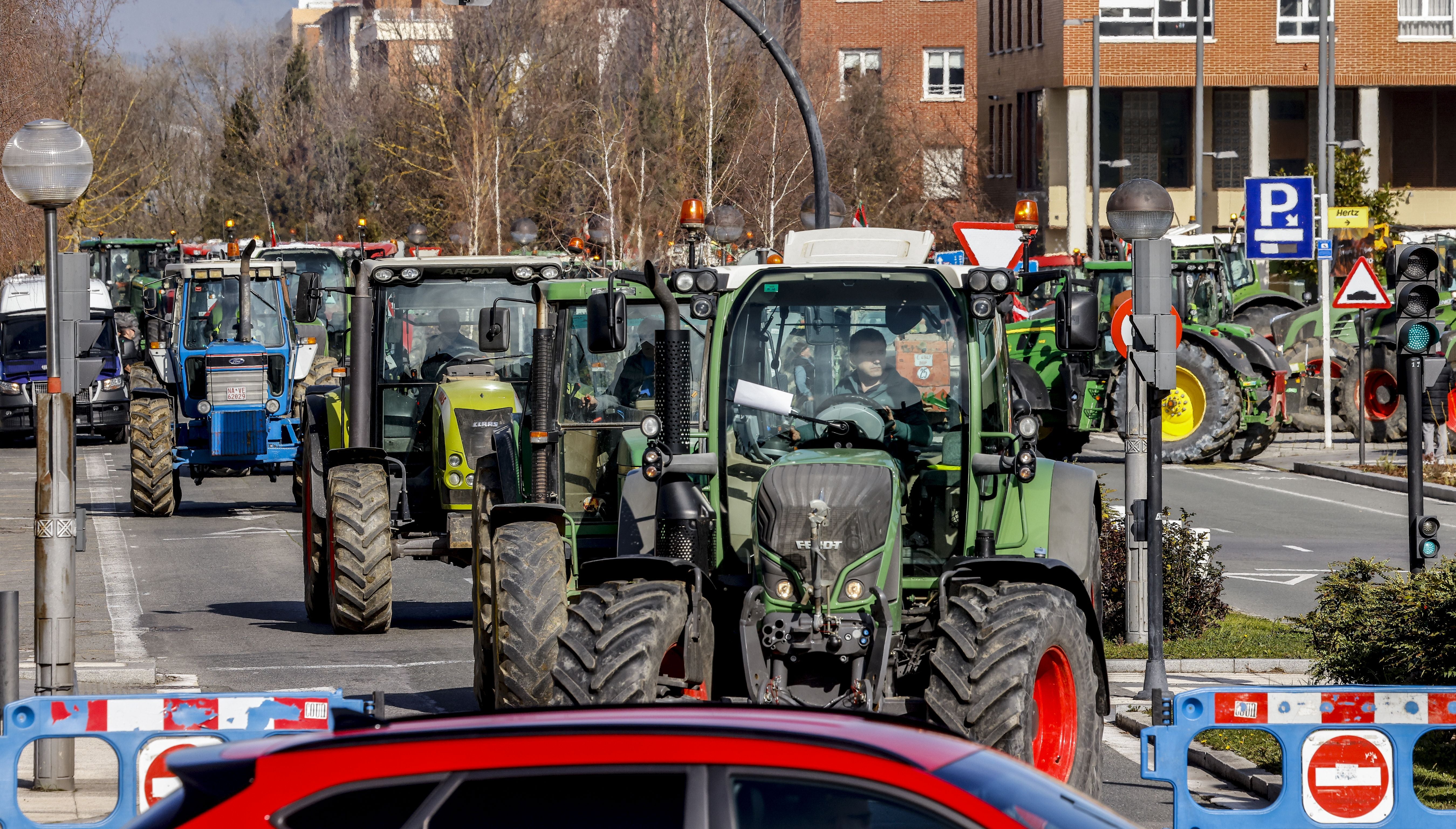 Segunda tractorada frente al Gobierno vasco