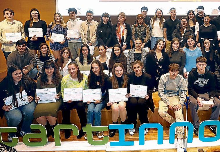 Los representantes de los diez grupos finalistas posan juntos al término de la ceremonia de entrega de premios de la undécima edición de STARTInnova.