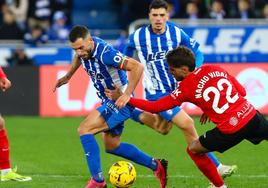 Luis Rioja intenta llevarse el balón frente al Nacho Vidal, del Mallorca, en el último encuentro del Alavés disputado como local en Mendizorroza.