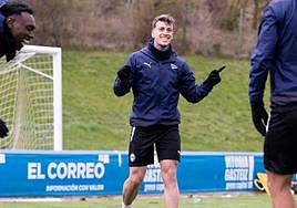 Antonio Blanco bromea en un entrenamiento.
