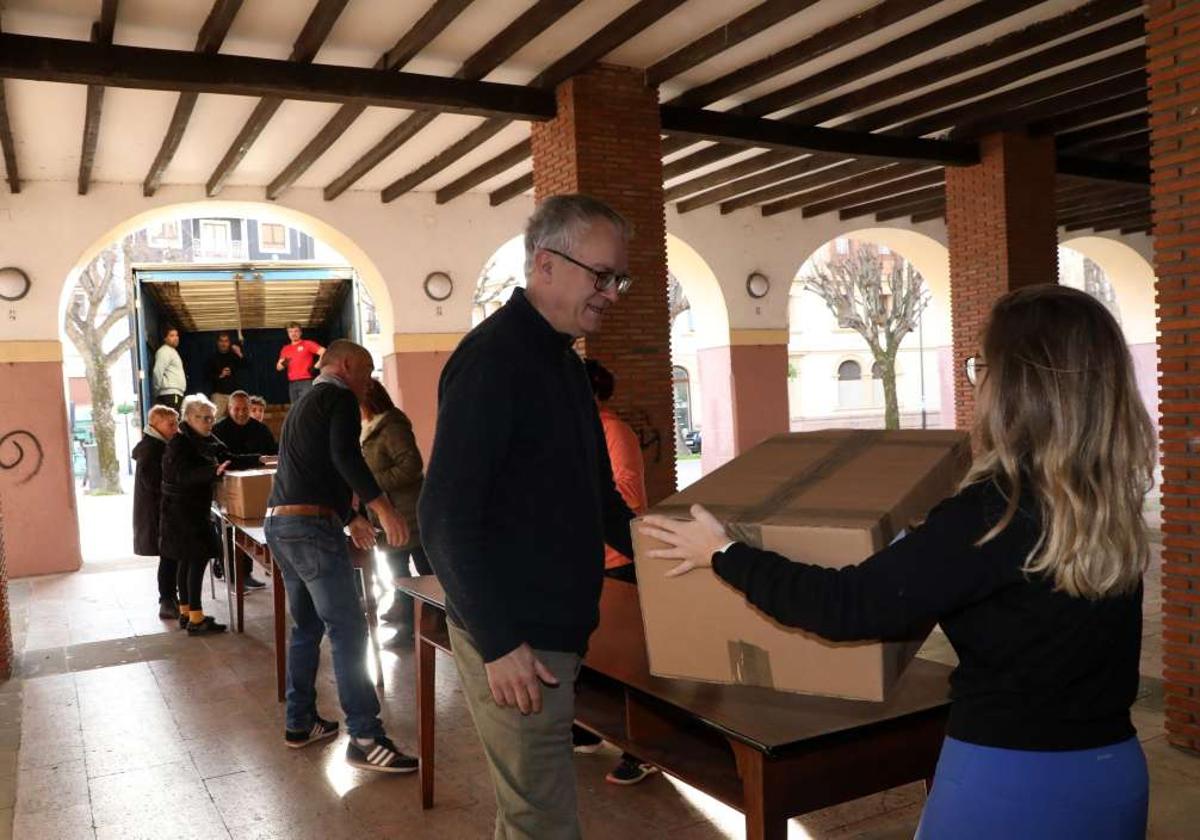 Un grupo de voluntarios colabora en la carga de un camión con los alimentos recaudados por la asociación Besalde de Bermeo.