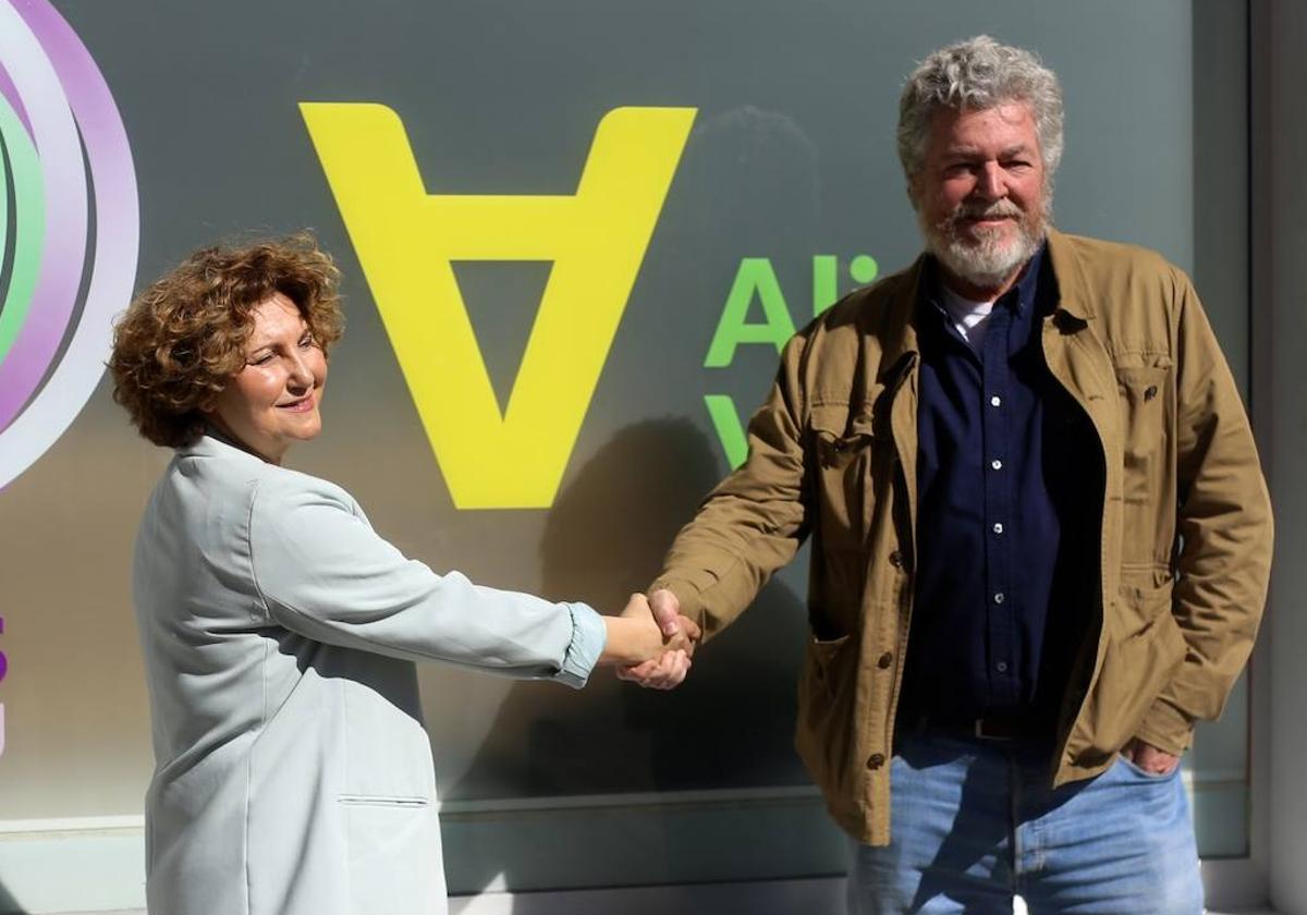 Pilar Garrido (Podemos) y Juantxo López de Uralde (Alianza Verde) han escenificado su acuerdo este jueves en Vitoria.