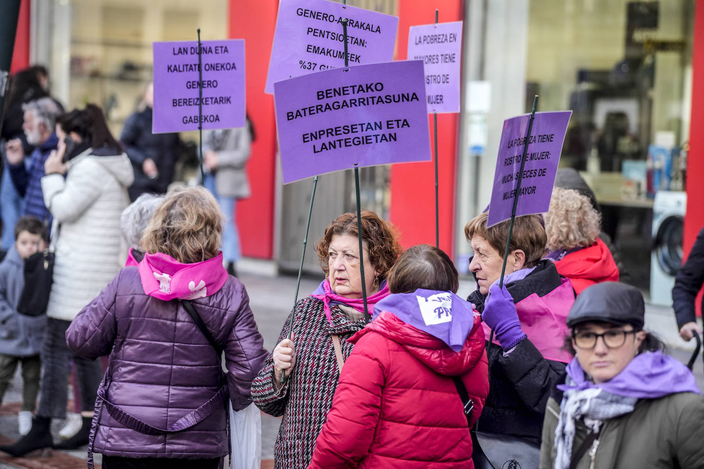 Miles de mujeres toman las calles de Vitoria para reivindicar la igualdad