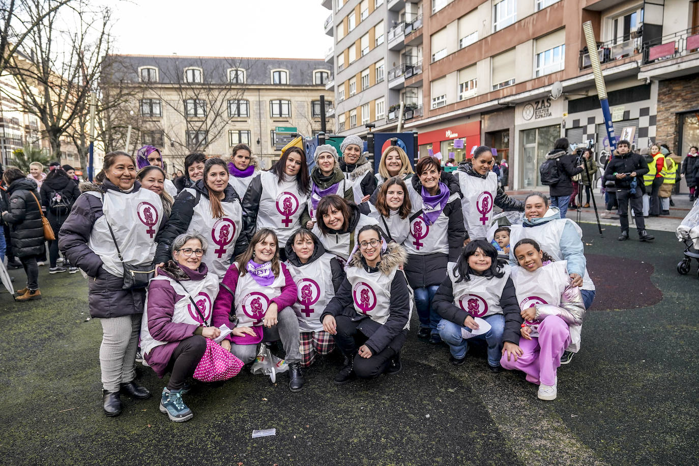 Miles de mujeres toman las calles de Vitoria para reivindicar la igualdad