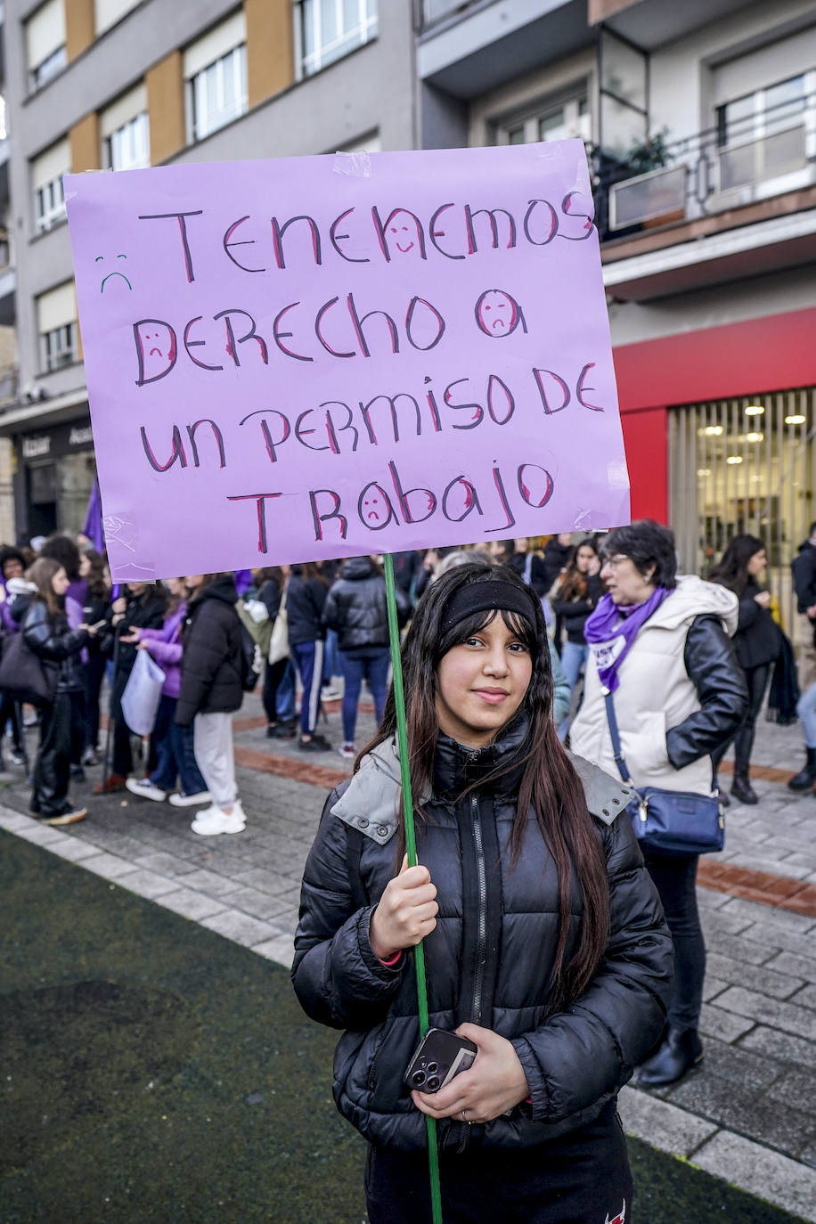 Miles de mujeres toman las calles de Vitoria para reivindicar la igualdad