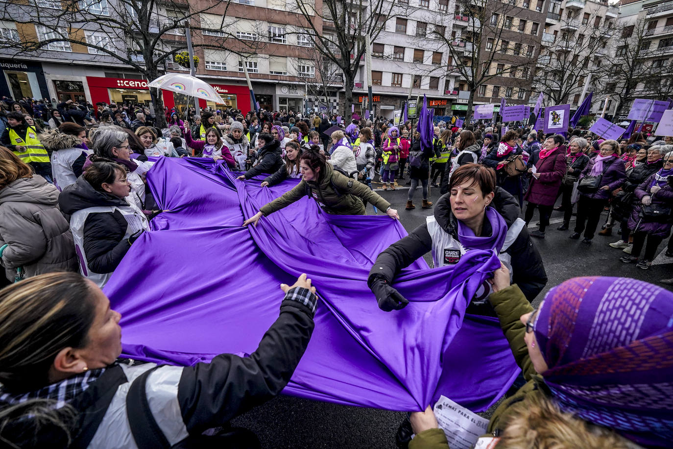 Miles de mujeres toman las calles de Vitoria para reivindicar la igualdad