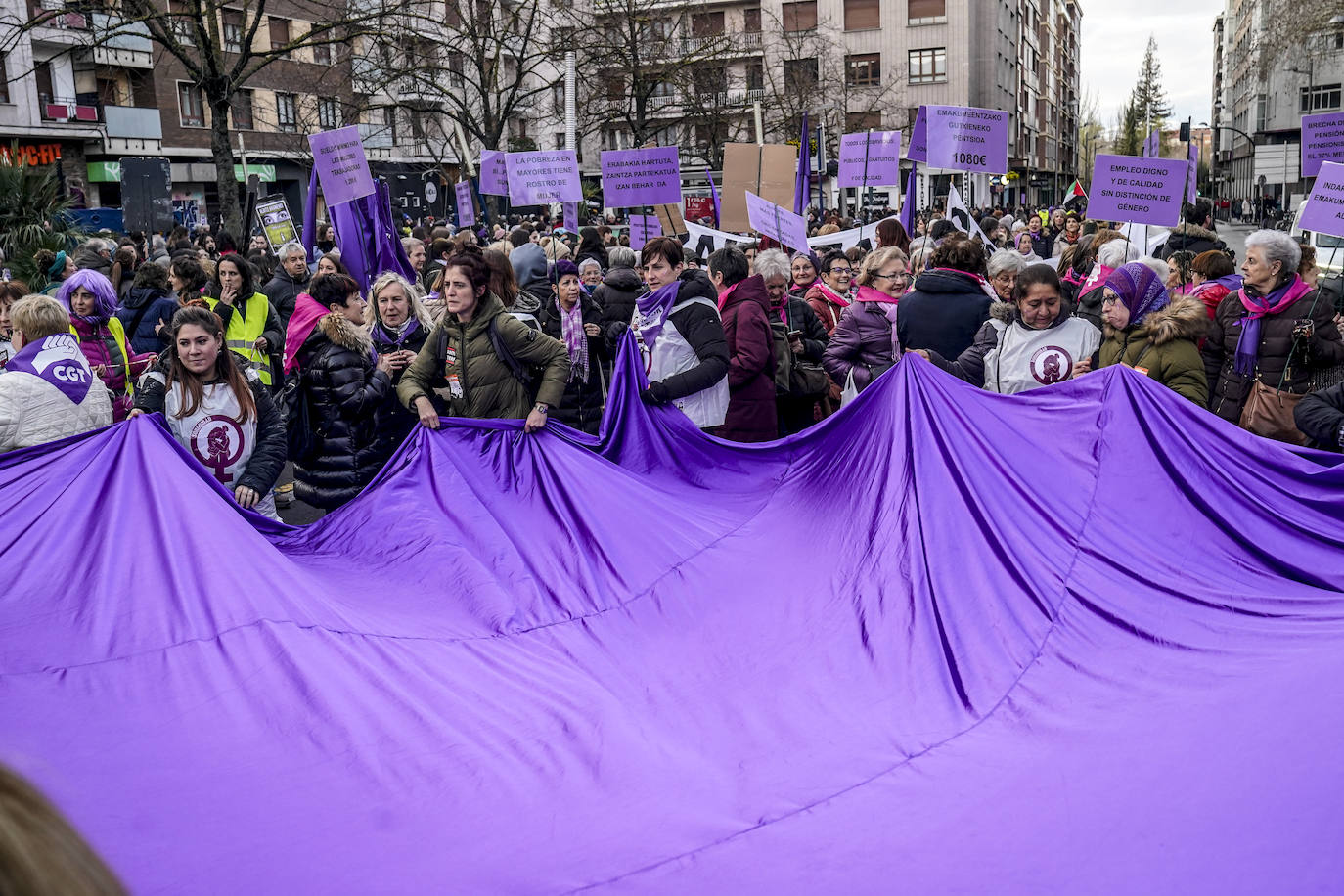 Miles de mujeres toman las calles de Vitoria para reivindicar la igualdad