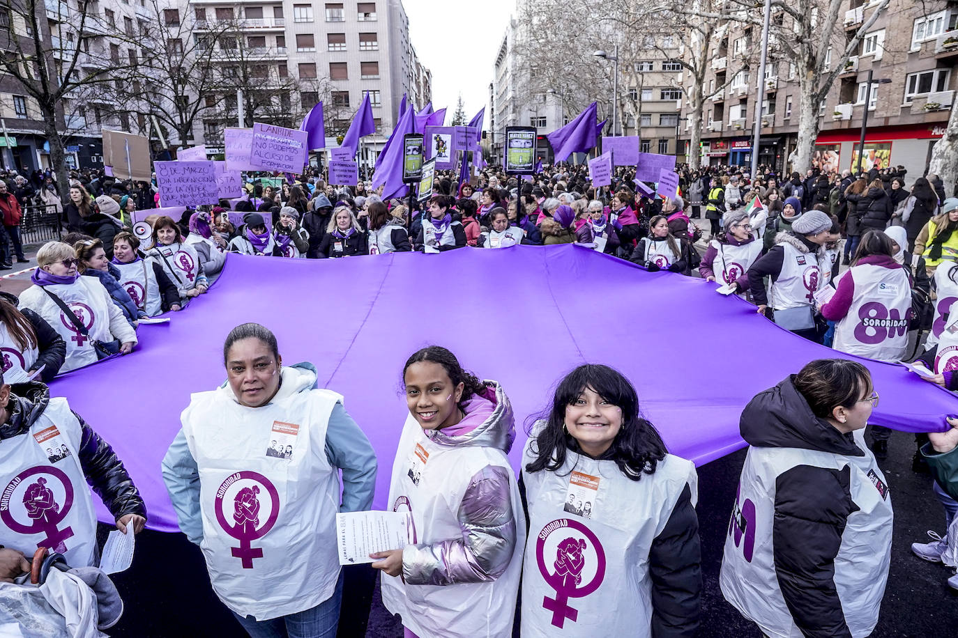 Miles de mujeres toman las calles de Vitoria para reivindicar la igualdad
